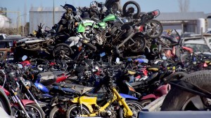 En Neuquén, una montaña de motos y autos están a la espera de la compactadora