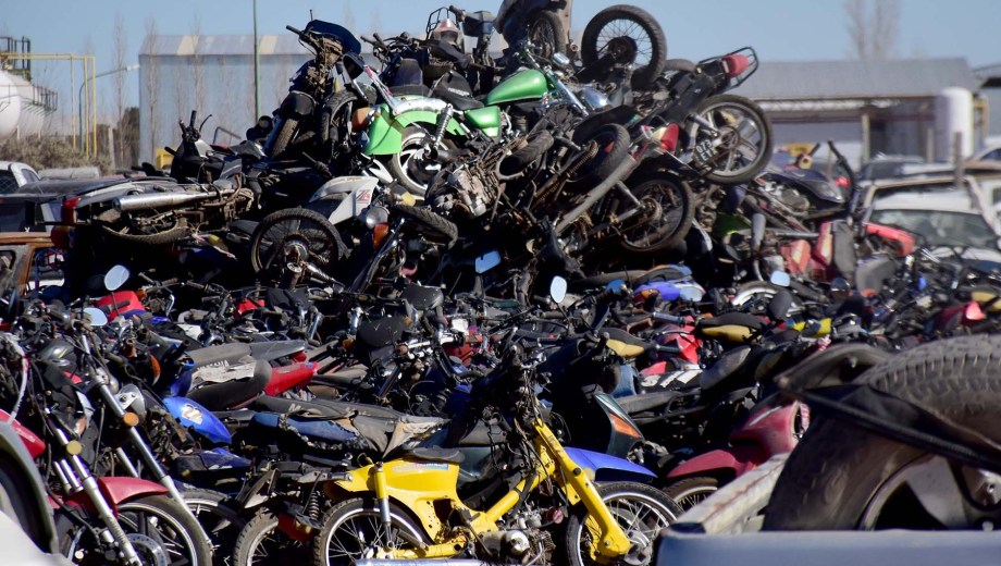 Hace 6 meses que están retenidas por contravenciones y tras no ser reclamadas, las motos serán chatarra (foto Matias Subat)