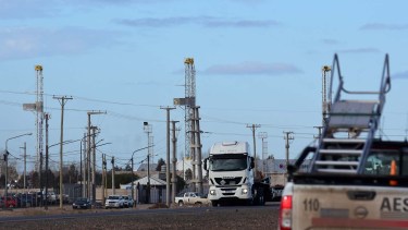 Economía a dos velocidades: por qué la actividad vuela por Vaca Muerta, pero el «derrame» recién llegaría en 2026
