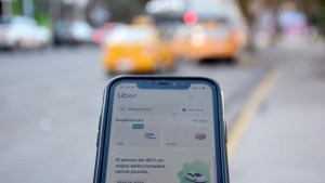 Uber persiste en Allen a casi dos meses de su prohibición: taxistas reclaman refuerzo en los controles