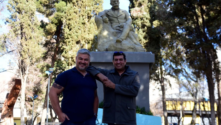 Juan José González y Emanuel Aguilar tienen algo en común: aman la ciudad en la que viven y son apasionados de su historia. (FOTOS: Matías Subat)