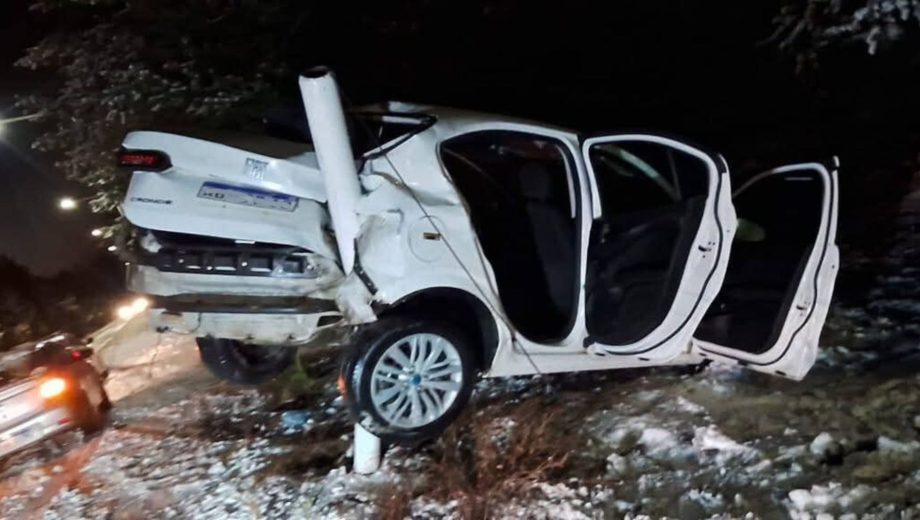 Chocó y destrozó su auto. Foto: Juan Carlos Parada