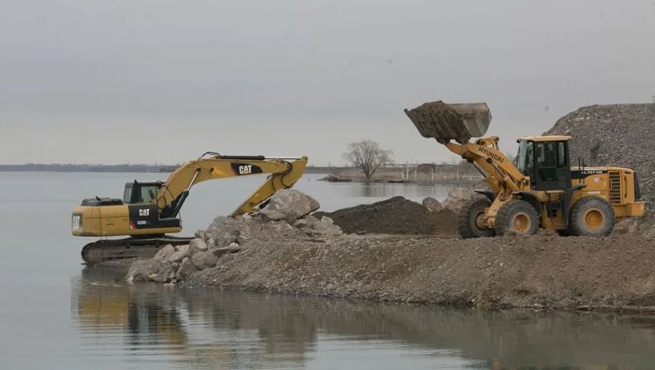 Comenzaron obras para garantizar  la provisión de agua en el verano. Foto: Gentileza Neuquén Informa. 