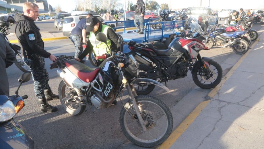 Hubo un operativo de tránsito con secuestros de autos y motos. Foto: Gentileza Municipalidad de Neuquén. 