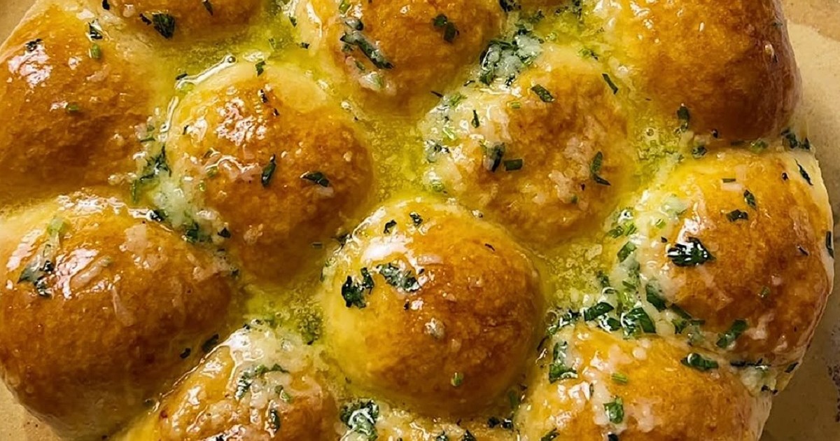 Pancitos de ajo rellenos de queso en cinco simples pasos
