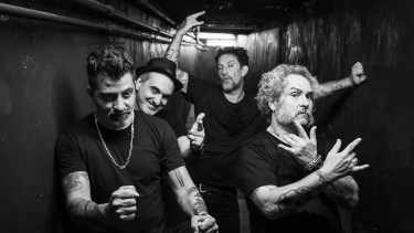 Ariel Minimal y Pez, una banda que viaja a destiempo