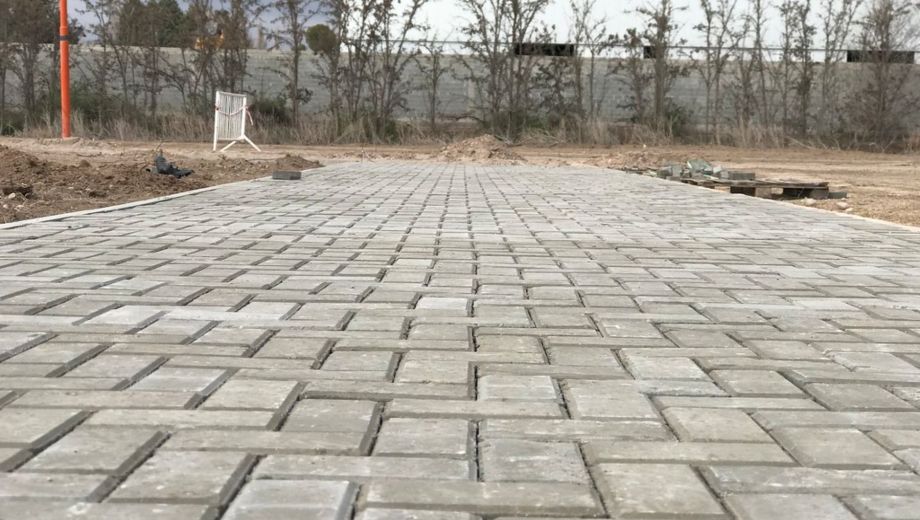 Construyen un nuevo espacio verde en Cipolletti. Foto: Municipalidad. 