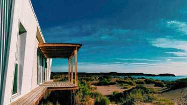 Pueblo Blanco: así construyeron este refugio de cara al lago en una joya de la Patagonia a 15 km de El Chocón