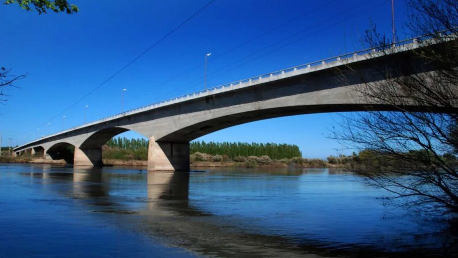 Dramático rescate en Choele Choel: una mujer de 61 años cayó desde el puente que atraviesa el río Negro en la Ruta 250