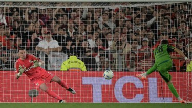 River tuvo más puntería en los penales, pasó a Libertad y está en los cuartos de final de la Copa