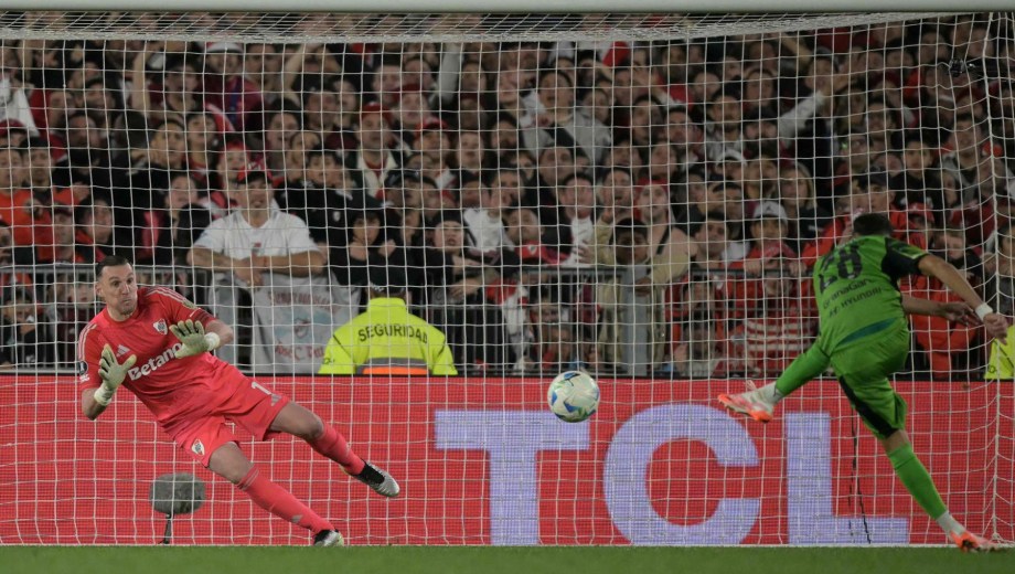 Armani se vistió de héroe y con esta atajada metió a River en los cuartos de final de la Copa.