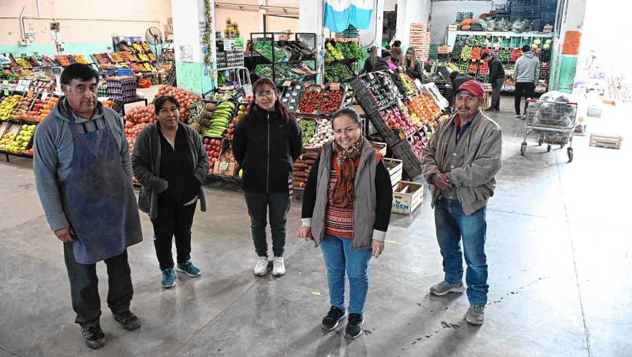 Jorge Mariñir, Lucy Condori, Florencia Llanos, Norma Liquitaya y Eulogio Paco llevan adelante la Feria. 