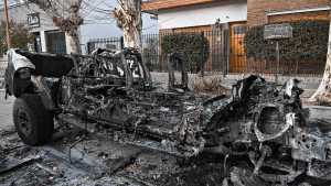 Video | Incendió una camioneta que perteneció a un exBoca: roció nafta, prendió fuego y quedó filmado en Roca