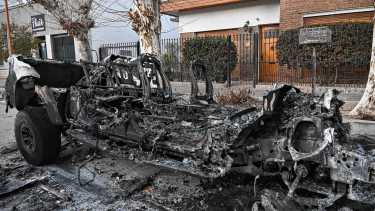 Video | Incendió una camioneta que perteneció a un exBoca: roció nafta, prendió fuego y quedó filmado en Roca