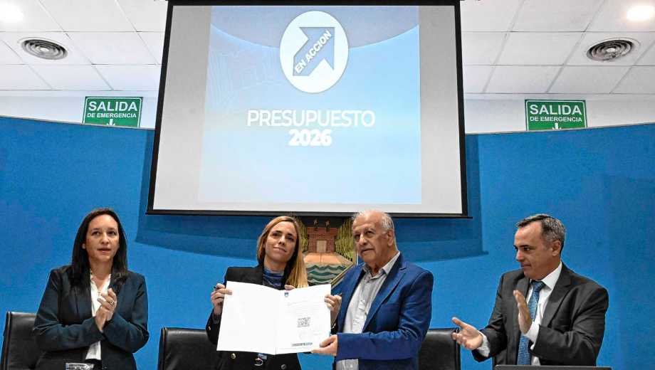 La intendenta con las autoridades del Concejo Deliberante. (Foto: Alejandro Carnevale)