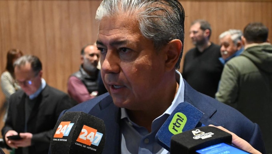 El gobernador Rolando Figueroa en una conferencia de prensa este miércoles. Foto: Florencia Salto.