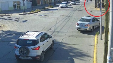 Video: la imputada por chocar y matar en la Ruta 7 ya había cruzado semáforos en rojo en Neuquén