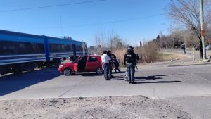 Un auto chocó contra el Tren del Valle y estuvo demorado el servicio Neuquén-Plottier