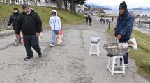 Imagen de El centro de Bariloche, terreno de disputa: la venta callejera se multiplica en cada temporada