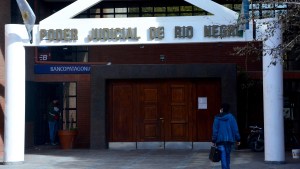 Vive en Israel y no podrá entrar a Argentina hasta saldar una deuda alimentaria millonaria en Viedma