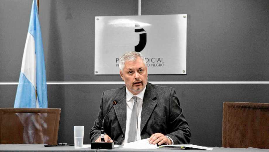 El juez Dvorzak ordenó no difundir datos del imputado por un homicidio brutal en Viedma, decisión que generó críticas por falta de fundamentos. Foto: Marcelo Ochoa