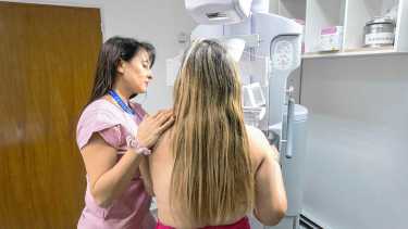 «La primera que lo subestima es la paciente»: el riesgo de confundir un cáncer de mama con una mastitis