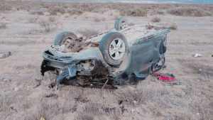 Cuatro heridos por un violento vuelco en la Ruta 237: un joven salió despedido por no llevar cinturón, lo derivaron a Neuquén