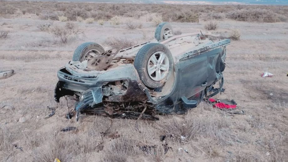 Violento vuelco en la Ruta 237. Foto: Bomberos Voluntarios De Piedra del Águila 