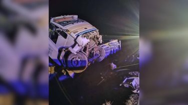 Milagro en la Ruta 152: un chofer resultó ileso tras volcar con su camión cerca de Casa de Piedra