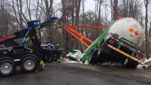 Video | Un vuelco generó caos en Cardenal Samoré: el intenso operativo para remover un camión cisterna en Chile