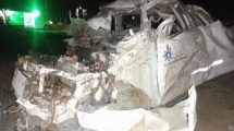 Imagen de Una camioneta de una empresa de Chubut volcó en la Ruta 51 y quedó destruida: su conductor fue derivado a Centenario