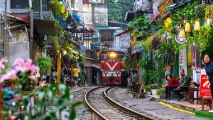 El video que muestra la polémica Calle del tren y la adrenalina de los viajeros amantes del riesgo