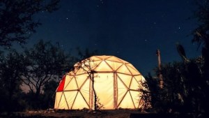 Dormir entre glaciares, domos y casitas en los árboles: el boom del glamping en Argentina