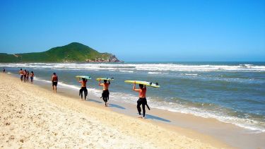 Entre morros y olas: Praia do Rosa el paraíso del sur que conquista a los argentinos en Brasil