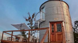 ¿Te imaginás dormir en un antiguo silo? un glamping de lujo rodeado de naturaleza