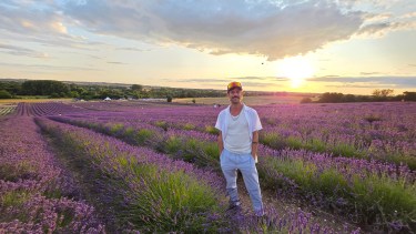 El Barón de la Lavanda: un viaje púrpura por Inglaterra, Francia y España, en busca de su flor