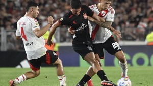 River tiene una visita de riesgo ante Estudiantes en busca de la punta del Clausura: formaciones, hora y TV