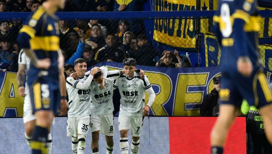 El exjugador del Millonario festeja el tanto de Gómez, que puso el 2-2 en La Bombonera. Después, metió gastada. (FBaires)