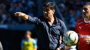 Gustavo Quinteros estalló contra el arbitraje en el clásico de Avellaneda: «Hubo un evidente penal»