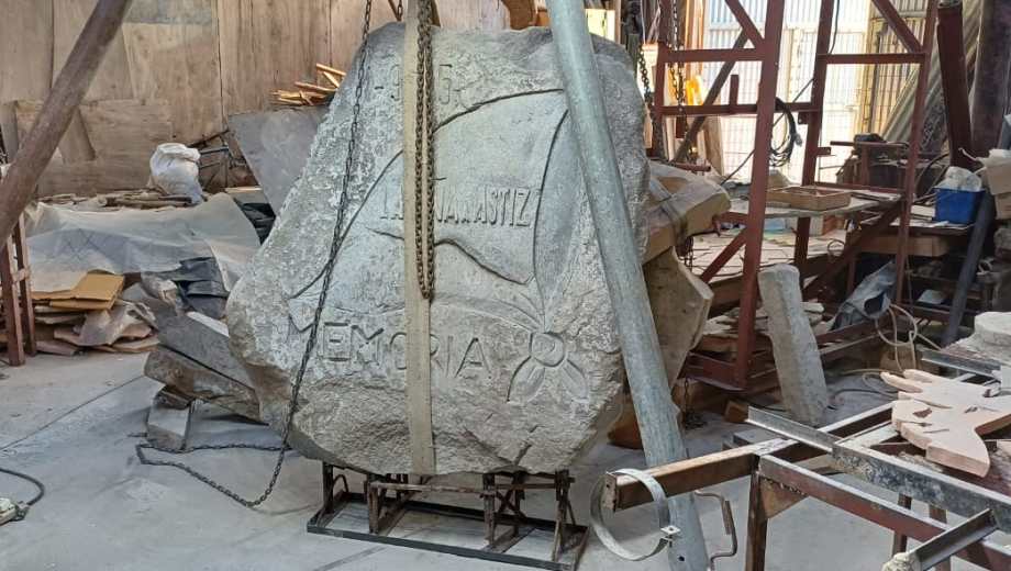 Tras la intervención artística, la piedra fue instalada nuevamente en la costanera. Foto: gentileza