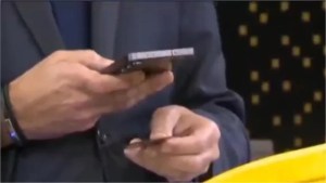 Un periodista expuso en vivo por error los datos de su tarjeta de débito