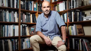 Eduardo Sacheri presenta en Neuquén «Demasiado lejos», su novela sobre los días de Malvinas