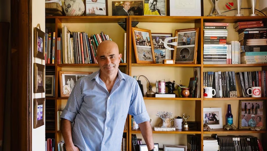 “Me encanta que se junte un montón de gente alrededor de los libros, gente que lee mucho, gente que lee de vez en cuando, 
gente que lee poco, pero encuentra en las ferias del libro la oportunidad de leer un poco más”, dice Sacheri sobre la feria del libro.