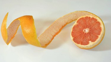 El potente truco de licuar cáscara de pomelo y alcohol etílico para purificar la casa