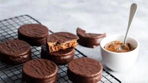 La receta económica que rinde: hacé 2 docenas de alfajores con cacao y 1 huevo