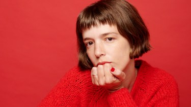 Roja obsesión: Ana Montes y su libro «La Flamenca» sobre la olvidada artista argentina Emilia Gutiérrez