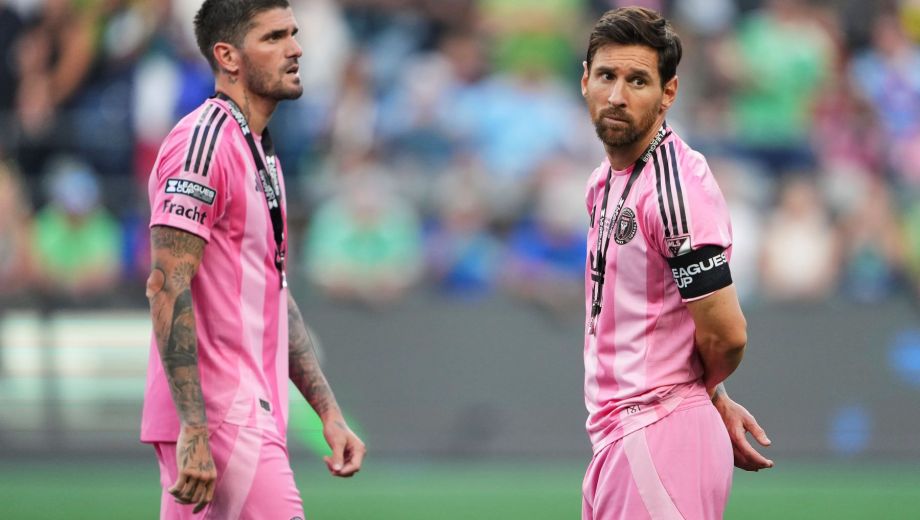 De Paul y Messi, con la medalla de plata. Inter sufrió un inesperado folpe en la final de la Leagues Cup. (AP)