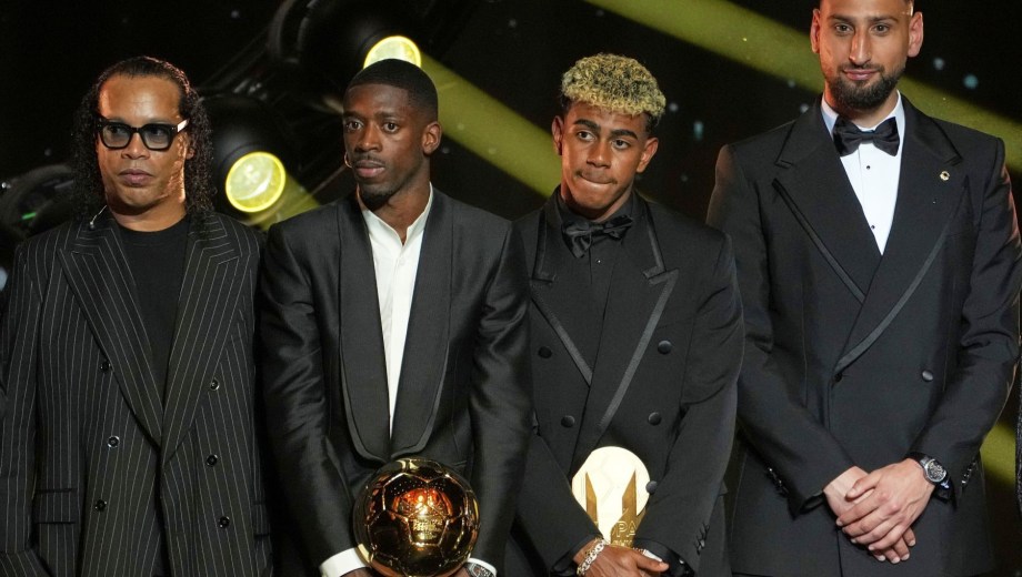 Lamine Yamal, con cara de pocos amigos, junto a Dembélé, Ronaldinho y Donnarumma. (AP)