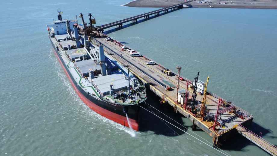 El gobernador Claudio Vidal celebró el regreso de YCRT al mercado internacional. Foto: Marcelo Cruz.