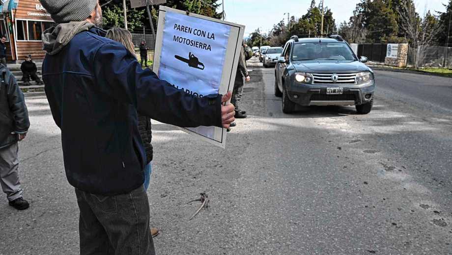 La protesta de ayer sobre la avenida Bustillo. (Foto: Alfredo Leiva)